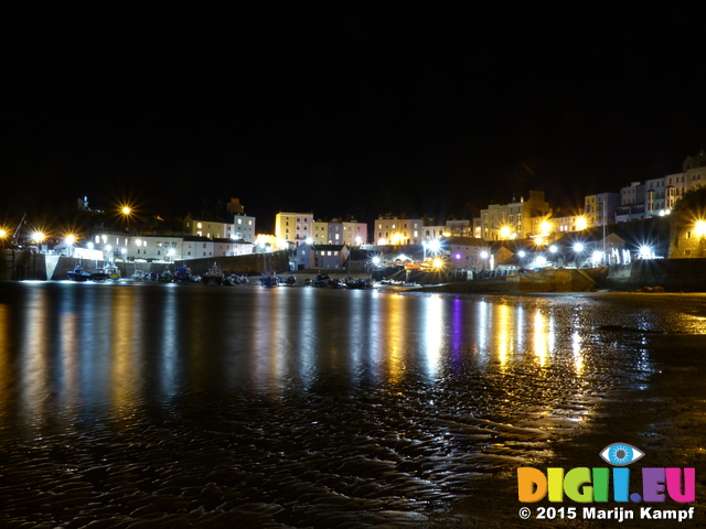 FZ021688 Tenby harbour at night